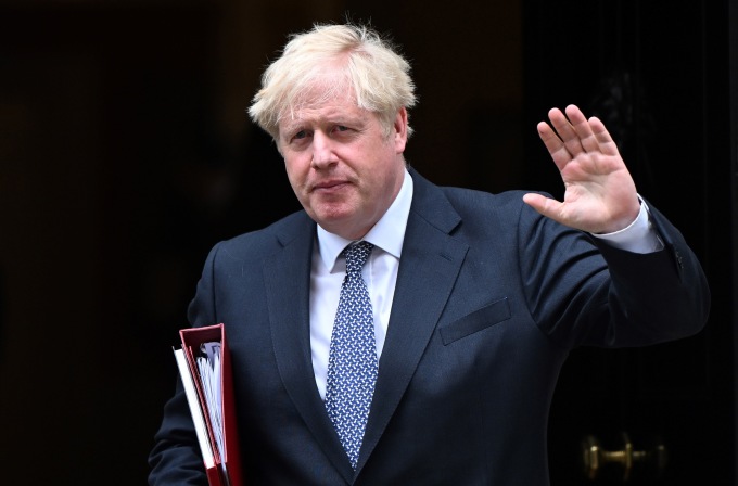 Ông Boris Johnson rời văn phòng ở số 10 phố Downing hồi tháng 7/2022. Ảnh: AFP