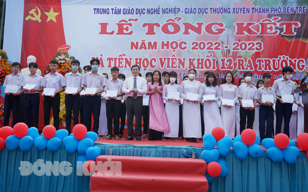 Bí thư Tỉnh ủy Lê Đức Thọ và Giám đốc Sở Giáo dục và Đào tạo La Thị Thúy trao học bổng cho học viên Trung tâm GDNN-GDTX TP. Bến Tre.