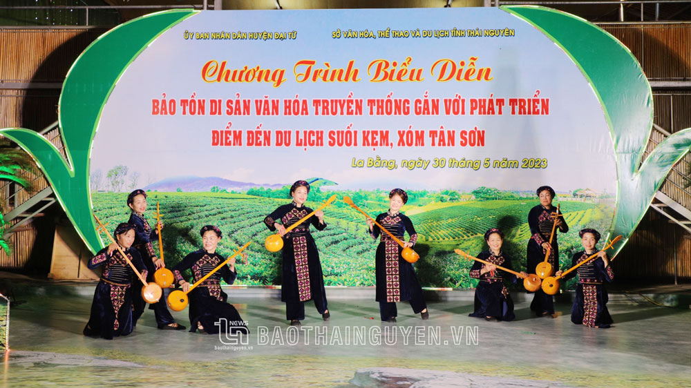 Tổ khúc Lời then ơn Đảng của các nghệ nhân Câu lạc bộ hát then xã La Bằng (Đại Từ).