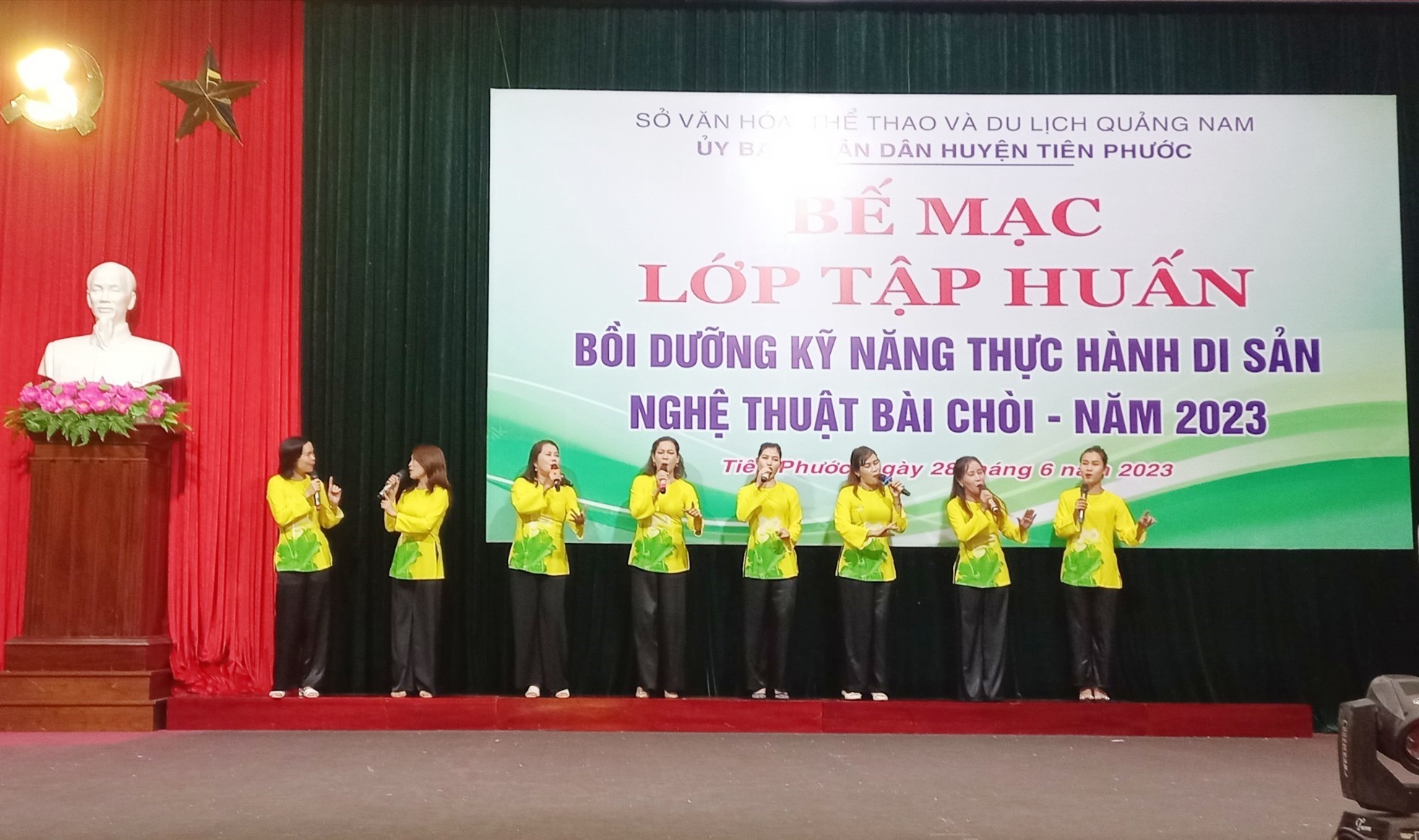 Các học viên biểu diễn tiết mục hát bài chòi. Ảnh:N.HƯNG