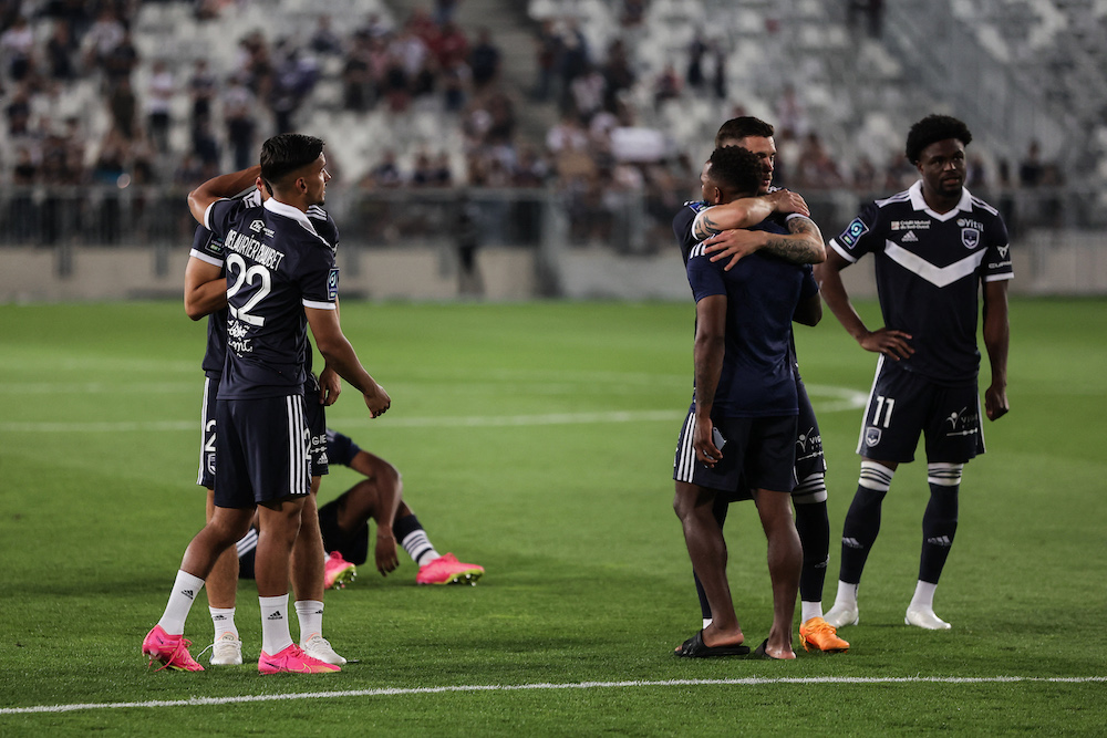 Bordeaux mất cơ hội thăng hạng Ligue 1 vì CĐV tấn công cầu thủ đối phương - Ảnh 1.