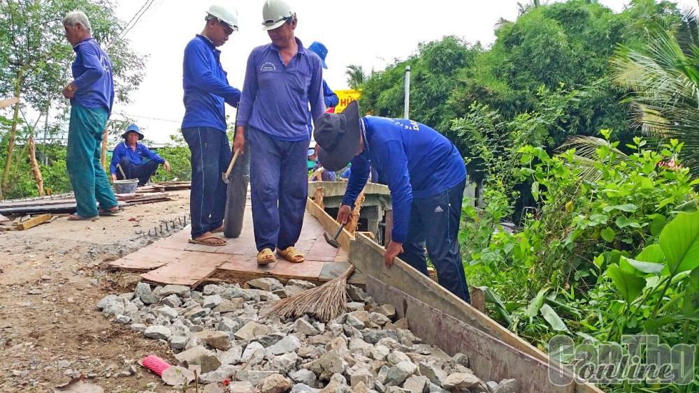 Nhân dân phường Tân Lộc tham gia bắc cầu.