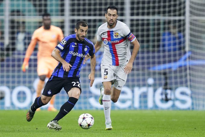 Busquets (số 5) trong trận Barca thua Inter 0-1 trên sân Giuseppe Meazza, Italy ngày 4/10/2022. Ảnh: Soccrates