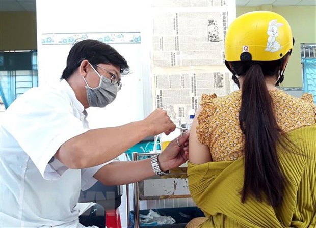 Lượng người đến tiêm vaccine phòng COVID-19 tại Sóc Trăng hàng ngày vẫn khá đông tại các điểm tiềm ngừa và các cơ sở y tế. (Ảnh: Trung Hiếu/TTXVN)