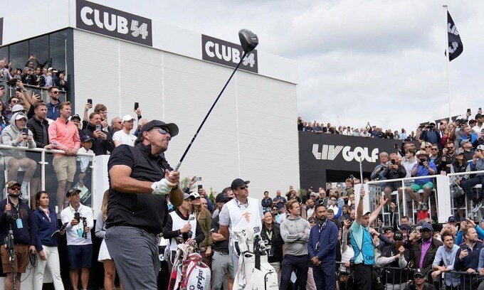 Phil Mickelson là một trong những ngôi sao gia nhập LIV Golf League - hệ thống nhận hậu thuẫn tài chính từ PIF Saudi. Ảnh: AP