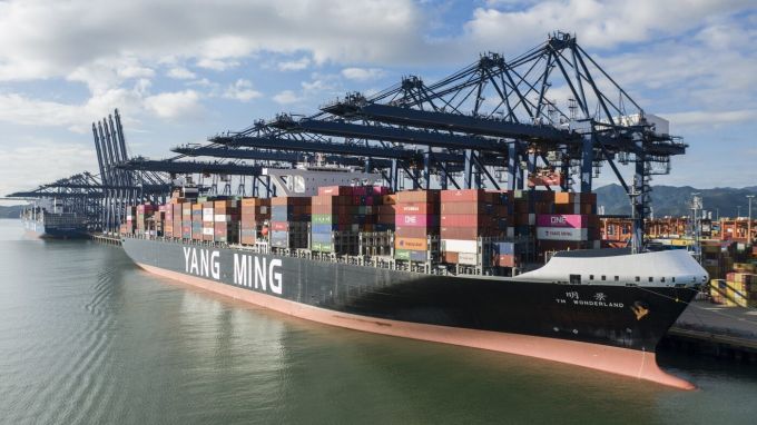 Tàu container của Yang Ming Marine Transport tại Thâm Quyến (Trung Quốc). Ảnh: Bloomberg