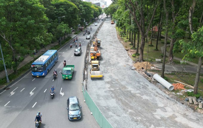 Đường Phan Thúc Duyện chạy xuyên công viên Hoàng Văn Thụ được tạm mở rộng để phục vụ thi công hạng mục hầm chui gần khu vực này. Ảnh: Quỳnh Trần