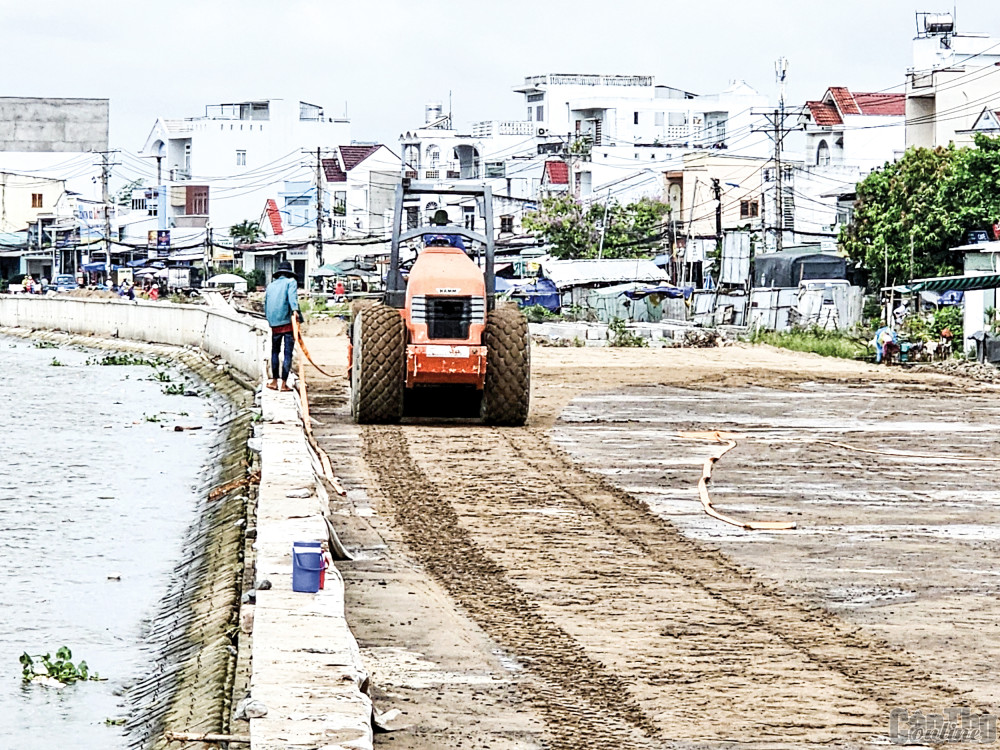 Thi công kè bờ sông Cần Thơ - Ứng phó biến đổi khí hậu.