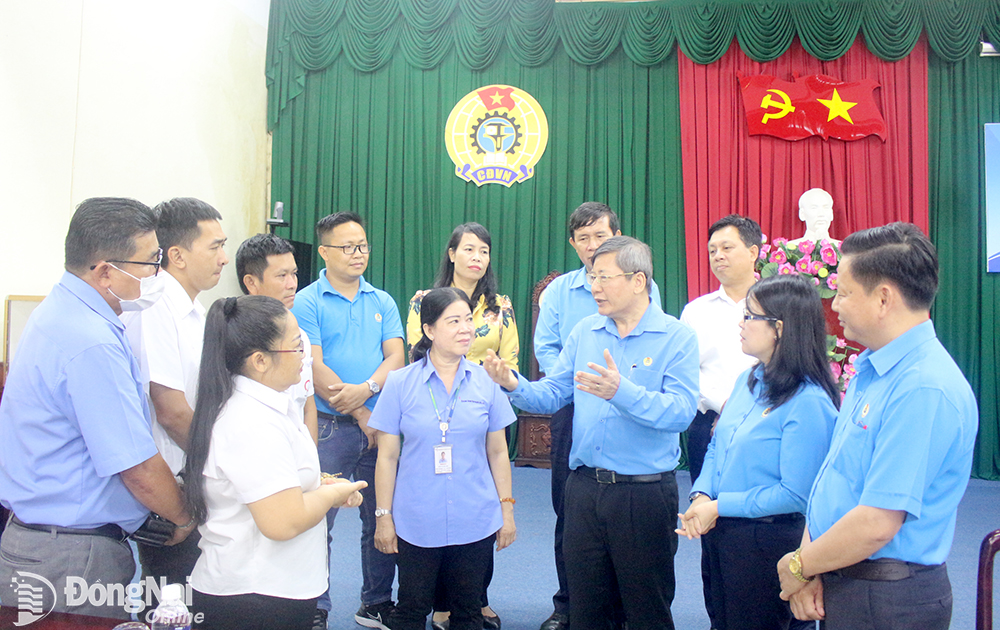 Phó chủ tịch thường trực Tổng liên đoàn Lao động Việt Nam Trần Thanh Hải (hàng trước, thứ 3 từ phải qua) trao đổi nghiệp vụ với các cán bộ Công đoàn cơ sở tại Đồng Nai