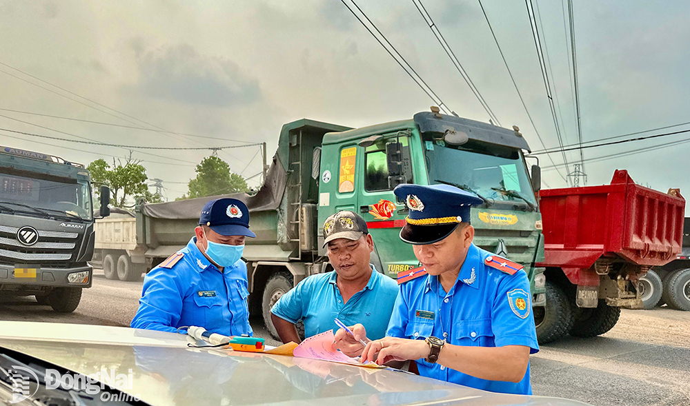 Thanh tra giao thông kiểm tra các xe tải ben, xe đầu kéo hoạt động trên đường chuyên dùng vào cụm mỏ đá Tân Cang (P.Phước Tân, TP.Biên Hòa)