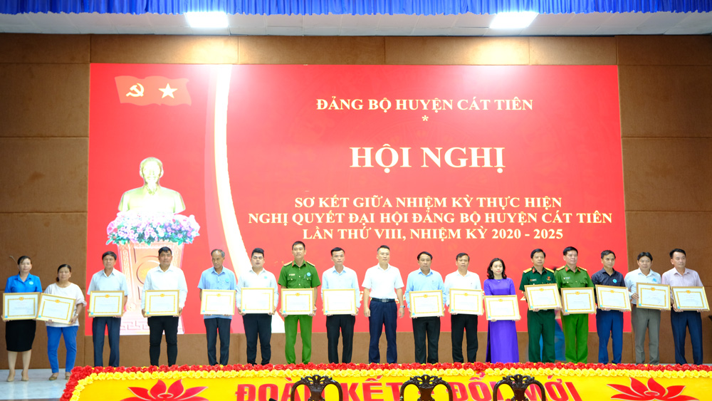 Huyện ủy Cát Tiên tuyên dương các tập thể có thành tích xuất sắc trong thực hiện Nghị quyết Đại hội Đảng bộ huyện lần thứ VIII sau nửa nhiệm kỳ