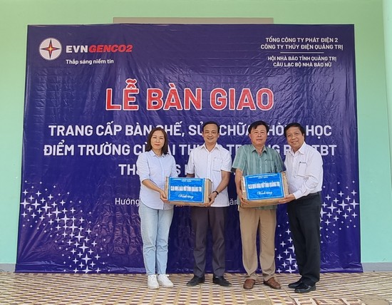 cau lac bo nha bao nu tinh quang tri tang nhieu phan qua cho hoc sinh giao vien vung kho khan hinh 1