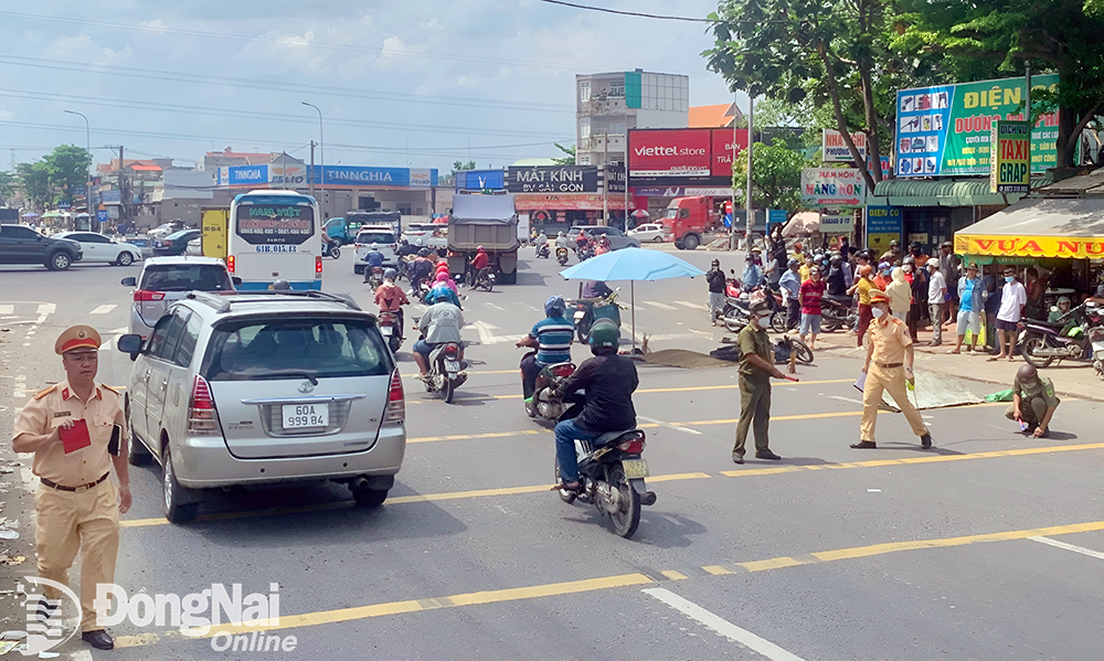 Hiện trường vụ tai nạn khiến một thiếu nữ 16 tuổi tử vong tại nút giao Cổng 11 (P.Phước Tân, TP.Biên Hòa) trưa 14-6. Ảnh: CTV