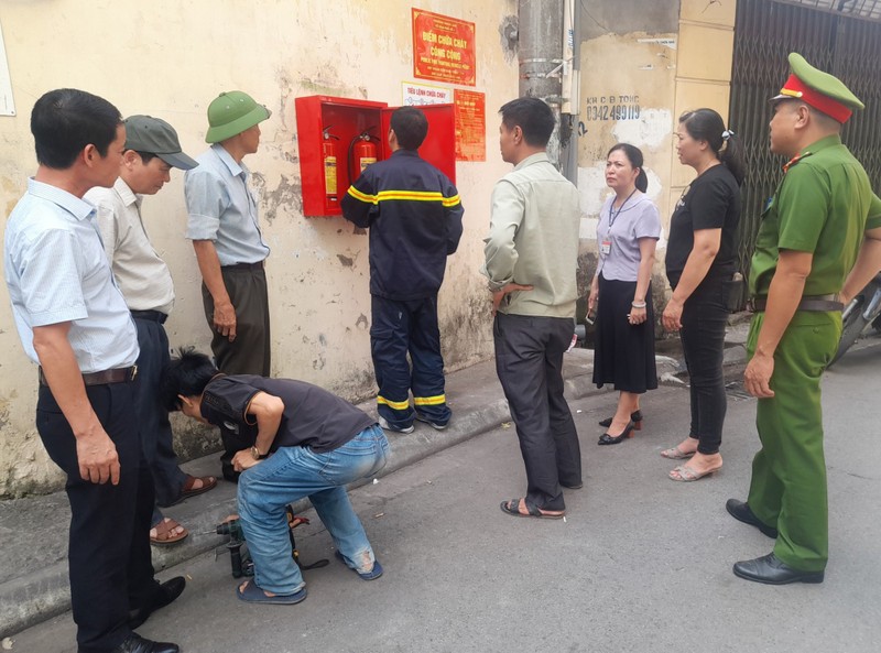 Cơ quan chức năng lắp đặt thiết bị chữa cháy tại địa bàn quận Long Biên, TP Hà Nội.