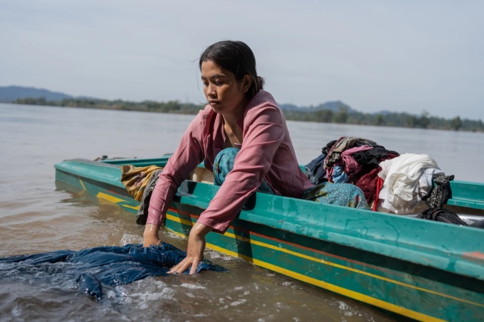 Tha Sara giặt quần áo trên sông Mekong ở làng Veun Sein, tỉnh Stung Treng, đông bắc Campuchia. Ảnh: SCMP