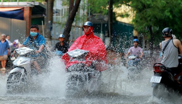 Chiều tối nay miền Bắc mưa lớn, cảnh báo nhiều điểm ngập lụt ở Hà Nội