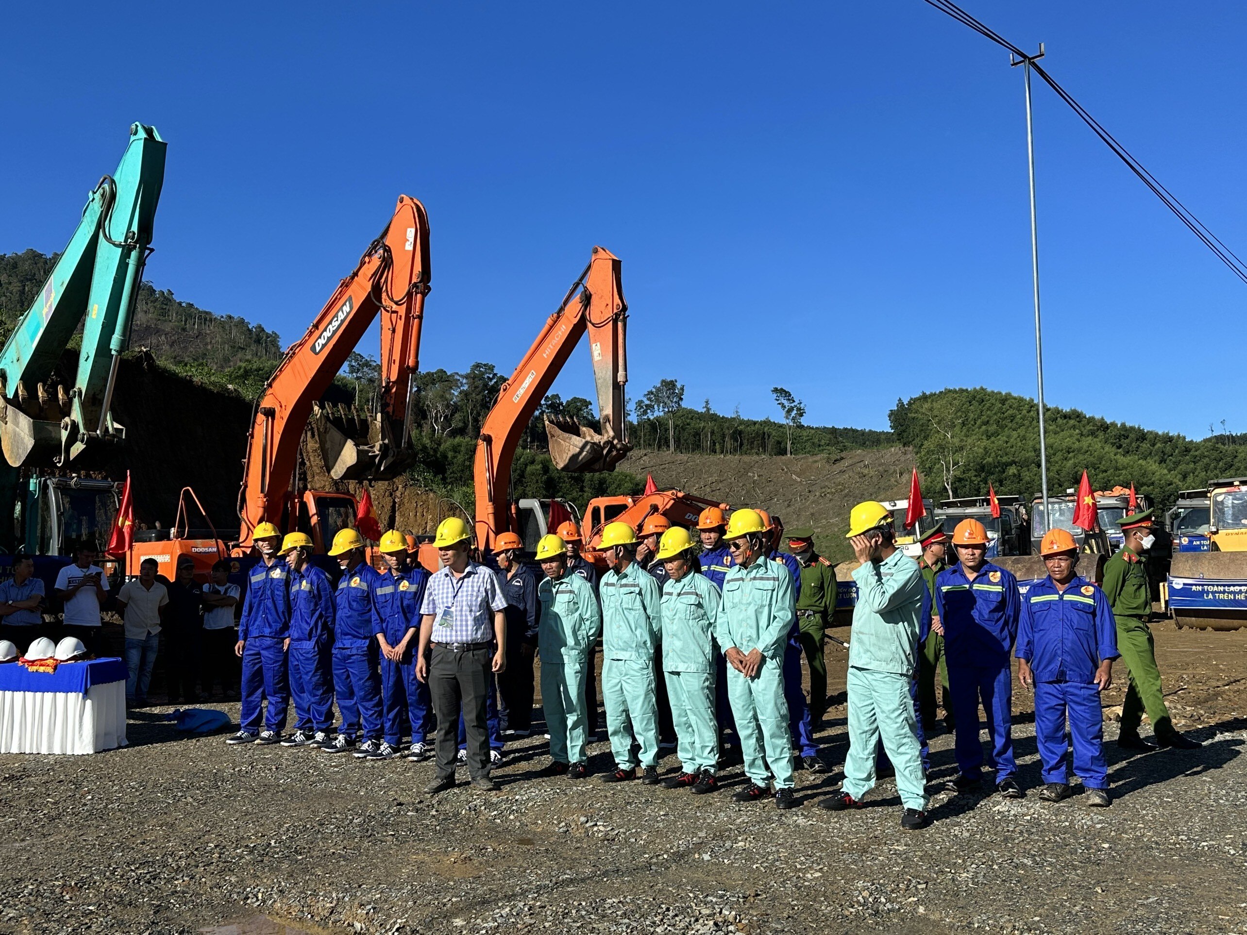 Sự kiện - Chính thức khởi công tuyến đường chiến lược “kết nối rừng với biển”