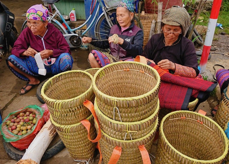 Chợ Pà Cò bắt đầu họp từ rất sớm (khoảng 6 giờ sáng) và thường tan khi mặt trời lên đến đỉnh núi. 