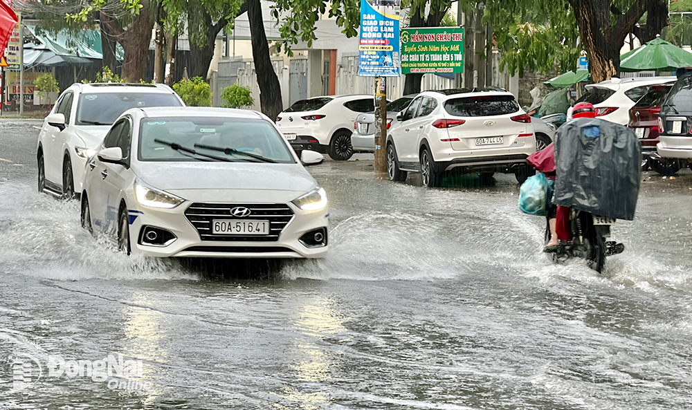 Các phương tiện chật vật vượt qua điểm ngập trên đường Phạm Văn Khoai (P.Tân Hiệp, TP.Biên Hòa) trong những cơn mưa vào tháng 5-2023. Ảnh: Đ.TÙNG