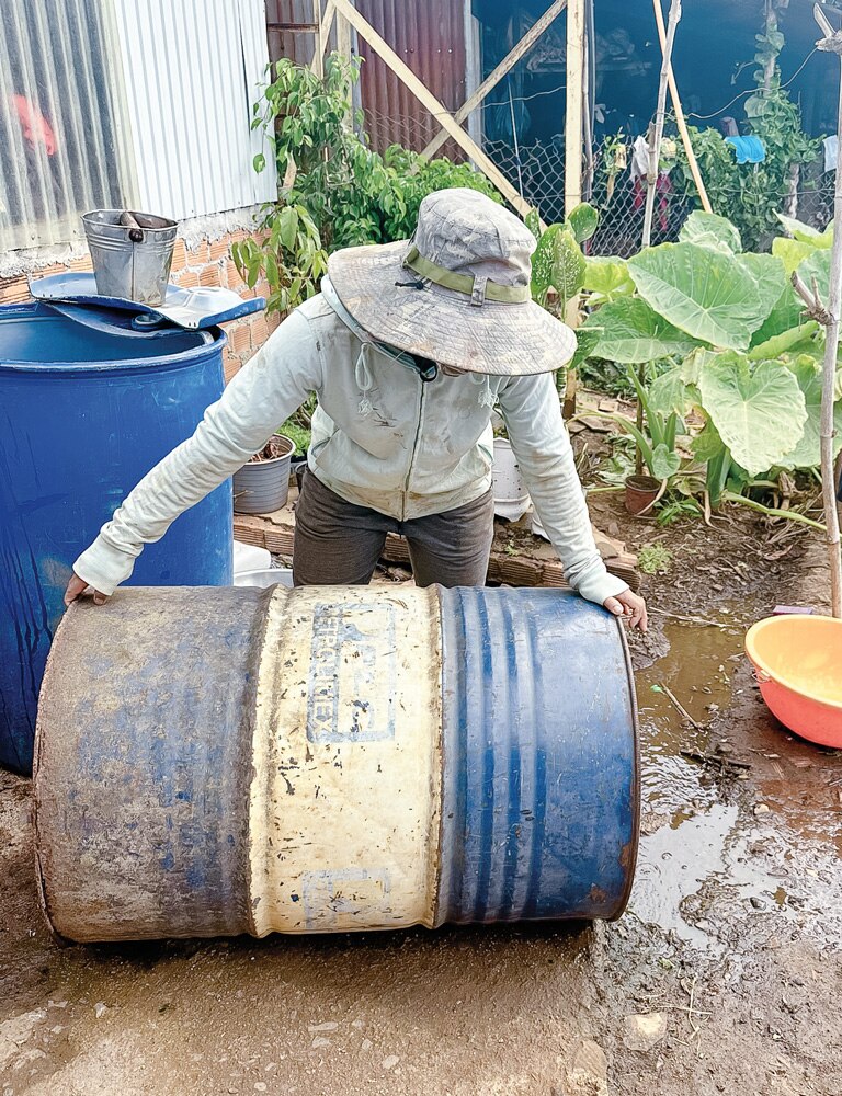 Cán bộ y tế xã Bảo Thuận (Di Linh) kiểm tra và xử lý các dụng cụ chứa nước có lăng quăng