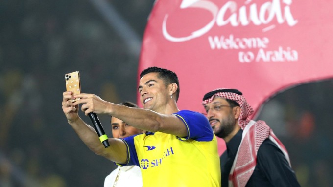 Ronaldo trong lễ ra mắt cùng Al Nassr hồi tháng 1/2023. Ảnh: AFP