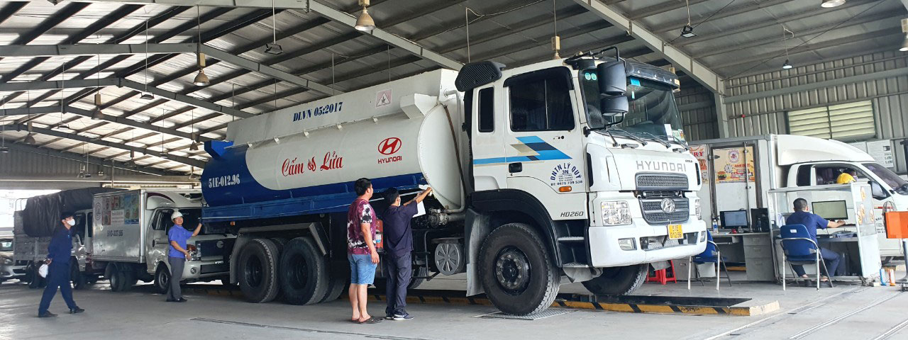 Chưa hết ùn tắc, đăng kiểm lại đề xuất tăng giá dịch vụ - Ảnh 1.