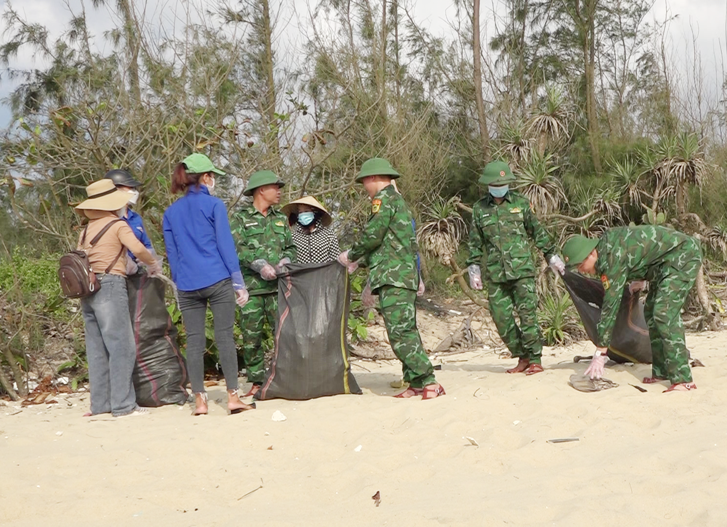 Đoàn viên thanh niên thu gom rác thải. Ảnh: A.Ly