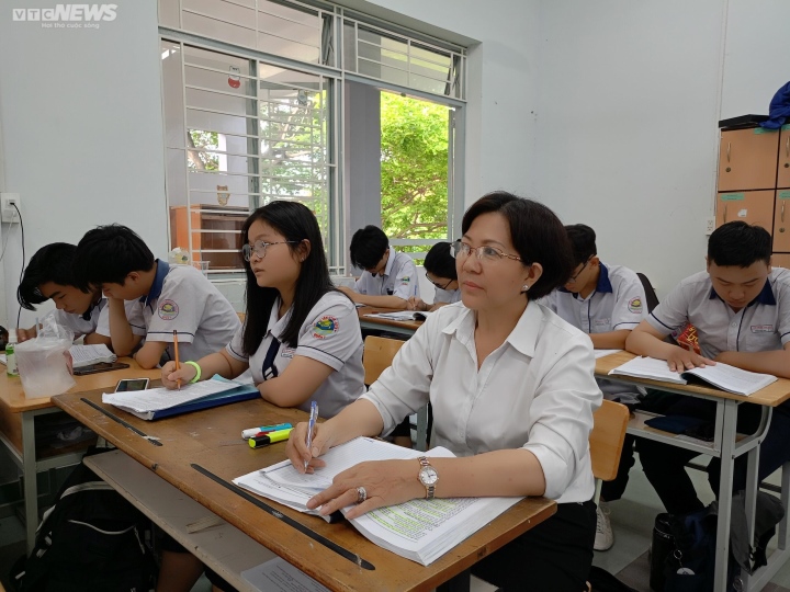 Thí sinh 64 tuổi thi THPT: Chung trường với cháu, đeo đuổi nghiệp học dở dang - 1