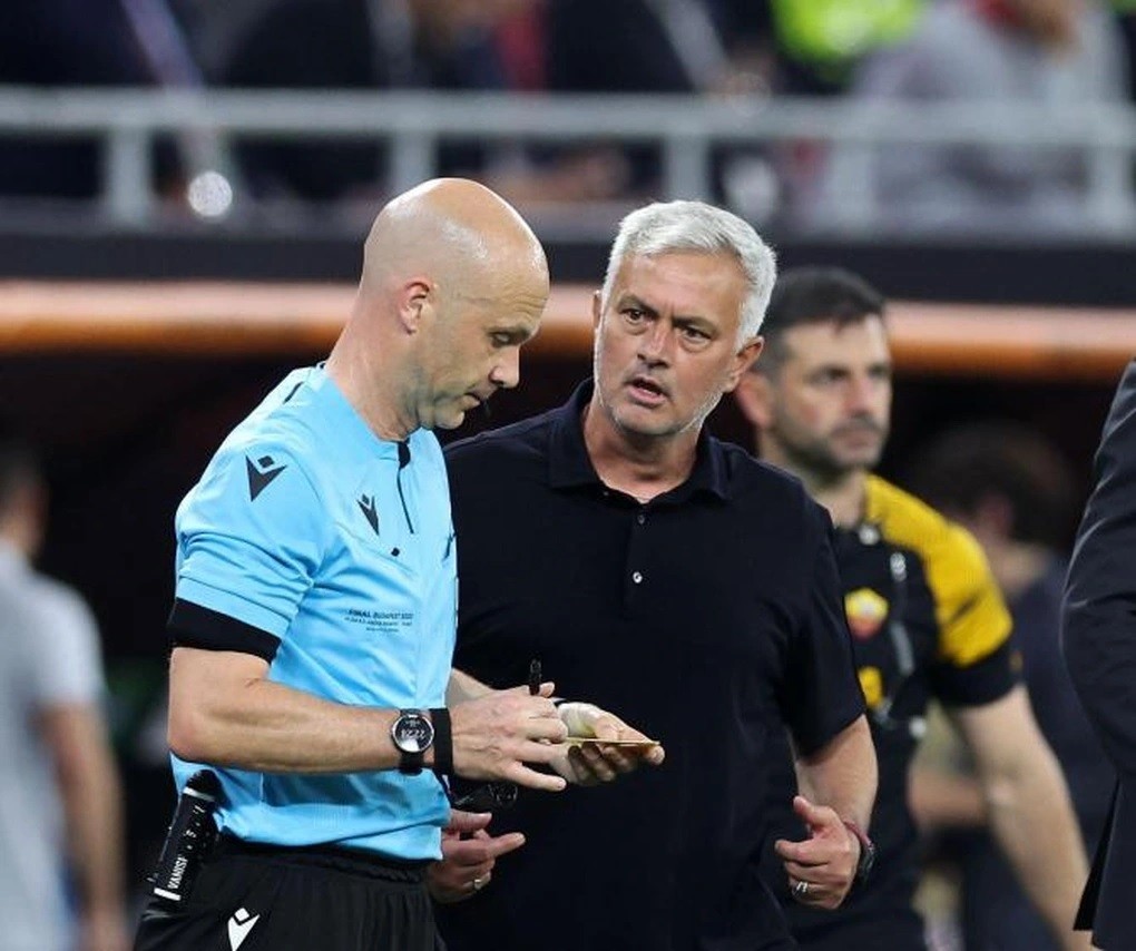 Trước đó, HLV Mourinho nổi điên vì những quyết định của trọng tài Anthony Taylor (Nguồn: Getty).