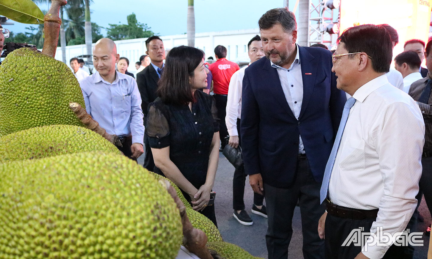 Đại biểu tham quan các gian hàng tại Ngày hội.