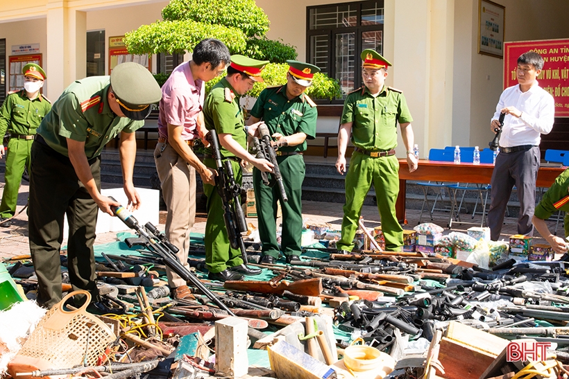 Công an Hương Sơn tiêu hủy số lượng lớn vũ khí và vật liệu nổ