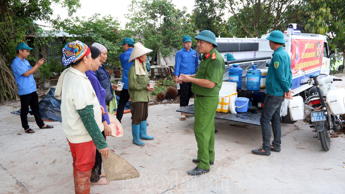 Công an xã Thanh Hà tuyên truyền phòng chống say nắng say nóng cho người dân