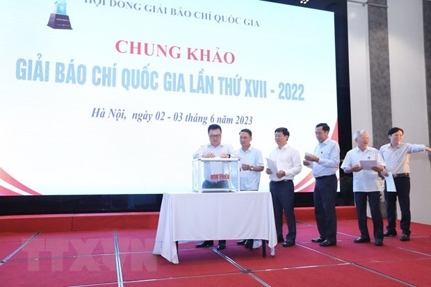 Thành viên Hội đồng chung khảo bỏ phiếu chấm tác phẩm để xét trao Giải báo chí Quốc gia lần thứ 17 năm 2022.