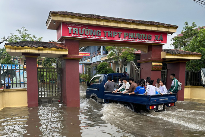 Thí sinh được đưa vào làm điểm thi trường THPT Phương Xá làm thủ tục chiều 27/6 bằng xe tải nhỏ. Ảnh: Công an huyện Cẩm Khê