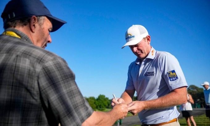 Snedeker ký tặng một người hâm mộ tại Muirfield Village ở Dublin, Ohio ngày 31/5. Ảnh: Colombus Dispatch