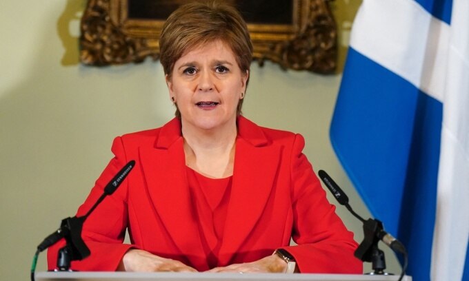 Bà Nicola Sturgeon phát biểu trong một cuộc họp báo ở Edinburgh, Scotland, hôm 15/2. Ảnh: AFP