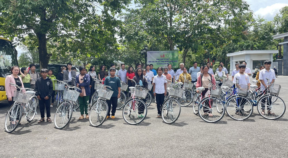 Trao xe đạp cho các em học sinh có hoàn cảnh khó khăn