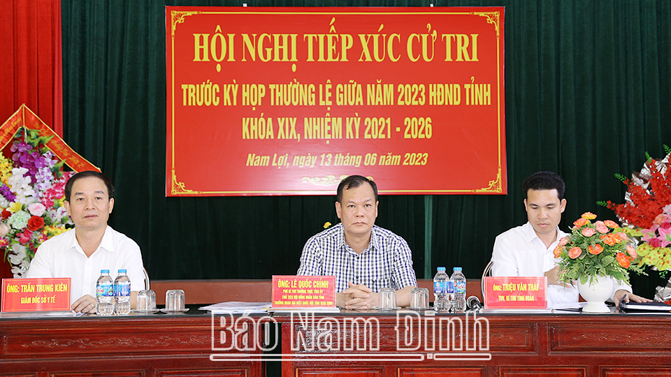 Đồng chí Lê Quốc Chỉnh, Phó Bí thư Thường trực Tỉnh ủy, Chủ tịch HĐND tỉnh, Trưởng đoàn Đoàn đại biểu Quốc hội tỉnh và các đại biểu HĐND tỉnh tiếp xúc cử tri huyện Nam Trực.