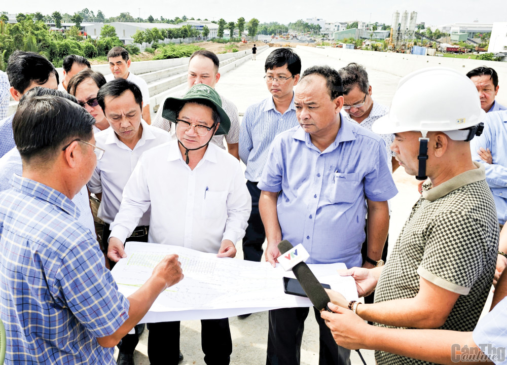 Lãnh đạo TP Cần Thơ kiểm tra công trình cầu Trần Hoàng Na.