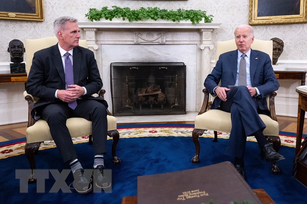 Tổng thống Mỹ Joe Biden (phải) và Chủ tịch Hạ viện Kevin McCarthy tại cuộc gặp ở Nhà Trắng ngày 22/5. Ảnh: AFP/TTXVN