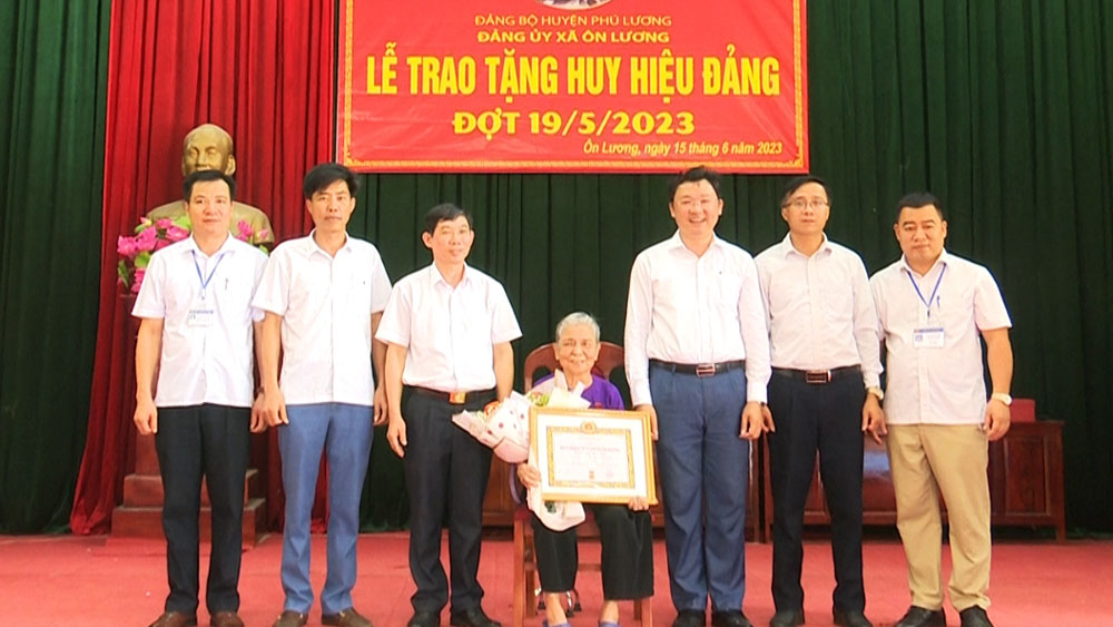 Lãnh đạo huyện Phú Lương trao Huy hiệu đảng cho đảng viên Nguyễn Thị Hồng Điệp