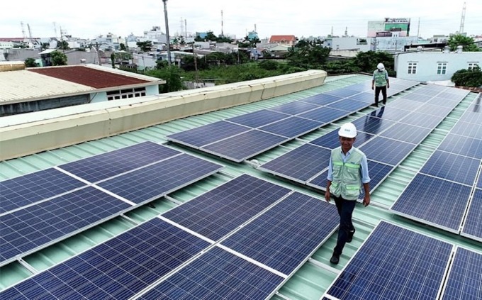 Hệ thống điện mặt trời mái nhà được lắp trên nóc một trụ sở doanh nghiệp tại TP HCM. Ảnh: EVNHCM