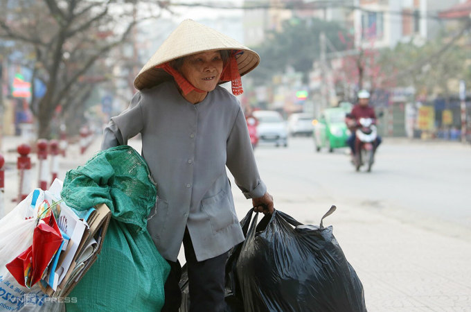 Bà Nguyễn Thị Me (77 tuổi) mưu sinh bằng cách gom phế liệu trên phố phường Hà Nội, tháng 2/2018. Ảnh: Ngọc Thành