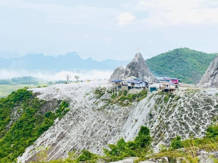 Đèo Đá Trắng - cung đường "tuyết phủ" huyền ảo giữa lòng Tây Bắc ảnh 1