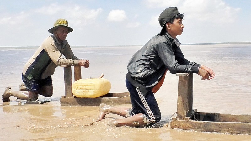 Với tấm gỗ được đóng đơn giản, chiếc mong giúp ngư dân dễ dàng di chuyển trên bãi bùn lún sâu. 