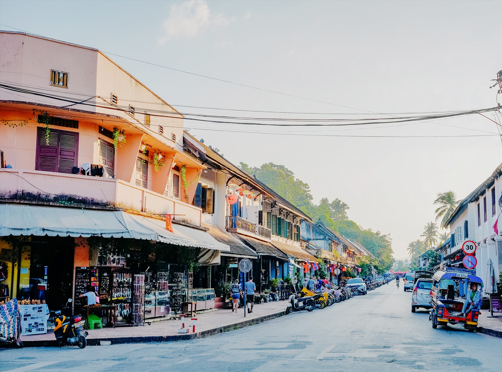 Phố ở Luang Prabang. Ảnh: VIÊN TĂNG