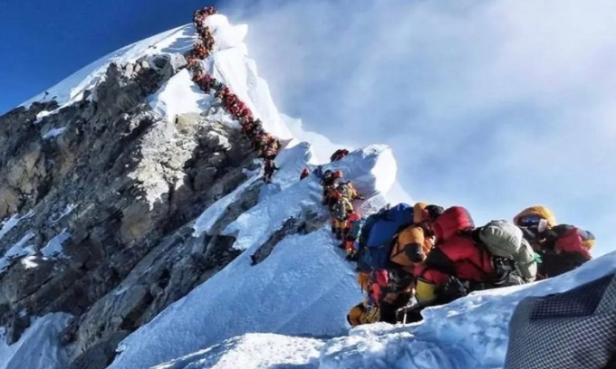 Dòng người tìm cách leo đỉnh Everest. Ảnh: Business Insider