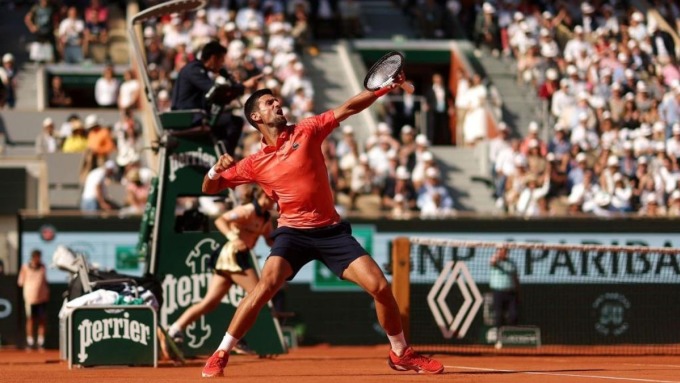 Djokovic mừng chiến thắng set hai theo cách giải toả, khi khán giả cổ vũ cho đối thủ Davidovich Fokina. Ảnh: AP