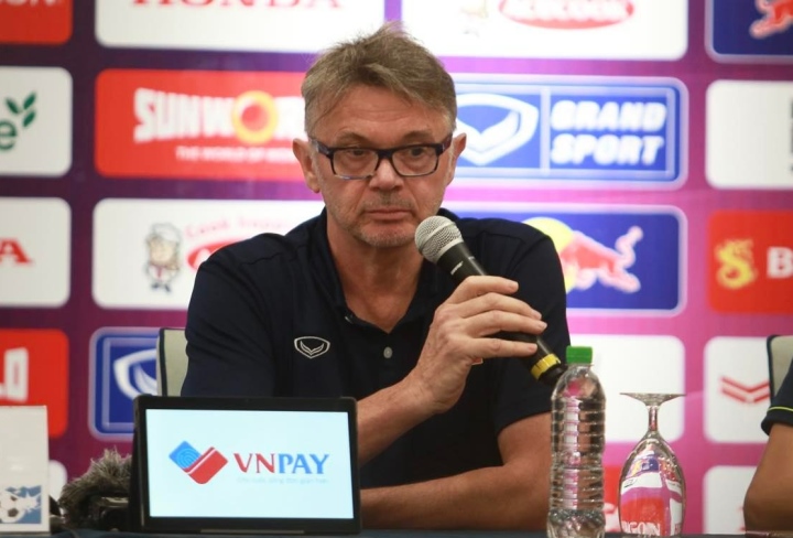 HLV Troussier: Đội tuyển Việt Nam phải vượt khỏi tầm Đông Nam Á - 1