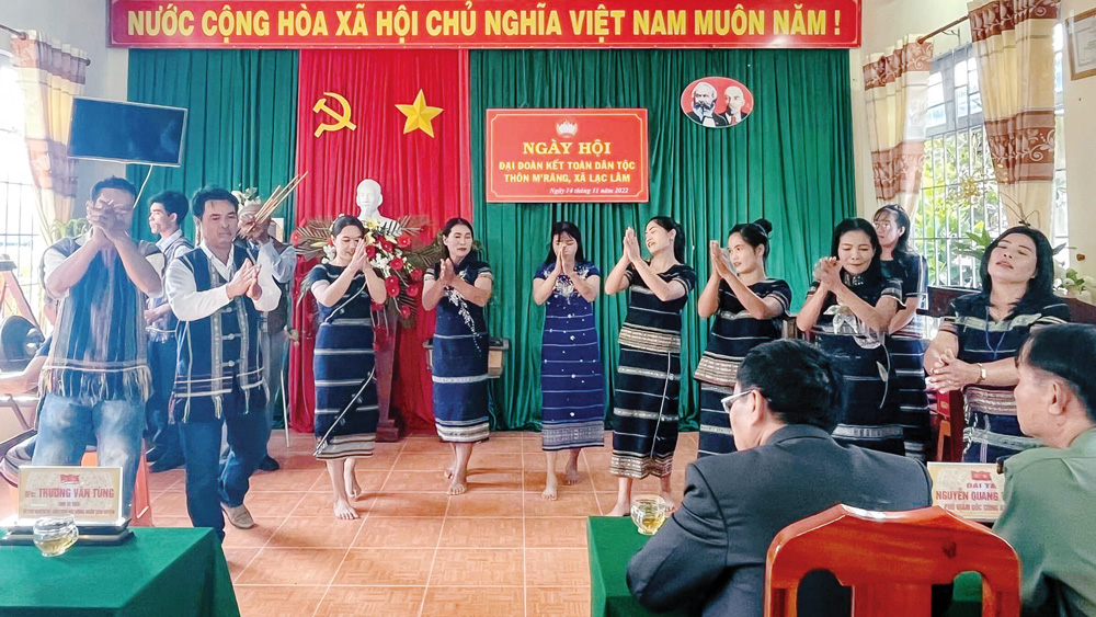 Một tiết mục văn nghệ tại Ngày hội Đại đoàn kết toàn dân tộc thôn M’Răng, xã Lạc Lâm